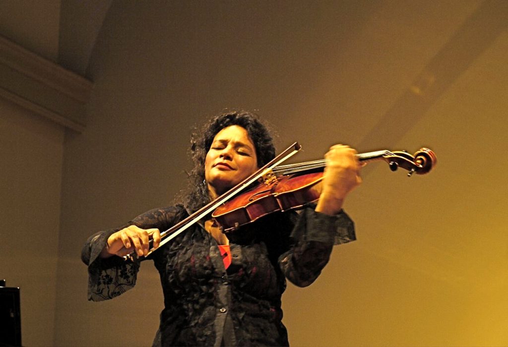 Esther Apituley komt een improvisatie improviseren op de dekoloniale Indonesie Nederland herdenking Indië